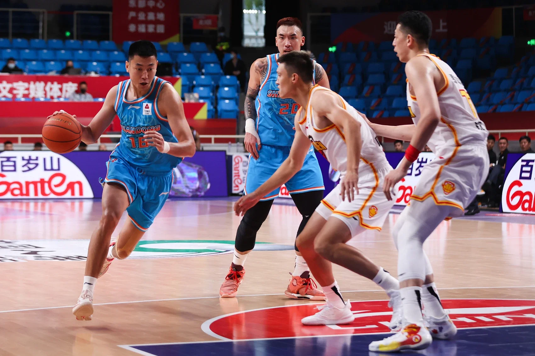 爱游戏全站-自行车夜战：中原银狐队读秒扳平漓江猎隼队，主帅临场妙招本土核心状态回升(骑行318川藏线)